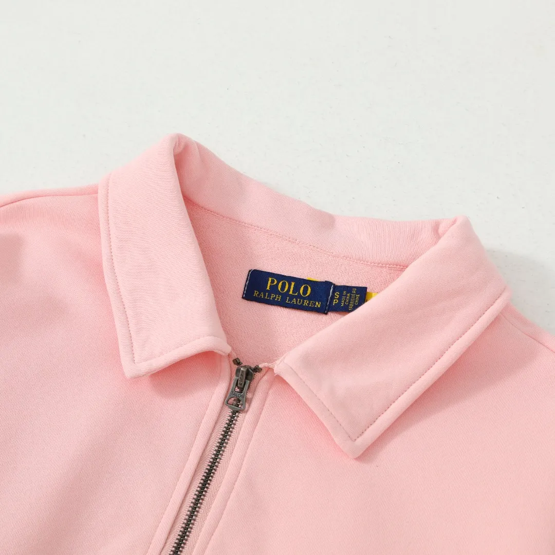 P260 #R99 Ralph Lauren pony logo eight-color half-zip lapel sweatshirt. Wear three times in one suit, easy to switch styles: Fully stand-up collar mode: crisp lapel three-dimensional windproof, taking into account warmth and cool lines, full of coolness ▫️Half-open lazy mode: slightly exposed collarbone, relaxed and comfortable | Pair with a shirt or high collar to show the intellectual atmosphere ▫️Full-open V-neck mode: Visually extends the neck-shoulder ratio | Stacking is more layered, hiding the flesh and making it look slimmer, making it easy to wear with a sense of luxury. Genderless design, shared wardrobe concept: White is gentle and elegant | Black is cool and slimming | Both colors can be used to create a couple CP look. 8 colors are available in the full line | From classic to soft | Meet all daily and occasion dressing needs Quality is reflected in the details: Micro-label logo embroidery | Loose but not procrastinating tailoring | High-grade fabrics ensure a comfortable fit. Easily manage various scenarios such as workplace commuting, weekend leisure, and date travel, effortless chic is the definition of effortless chic.  Color: Black White Navy Mint Green Khaki Pink Yellow Army Green Size: S M L